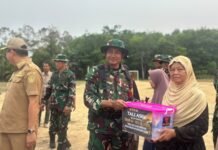 Wujud Kepedulian TNI, Kodim 0431/Bangka Barat Berikan Tali Asih Usai Pembukaan TMMD ke-130 Tahun 2026